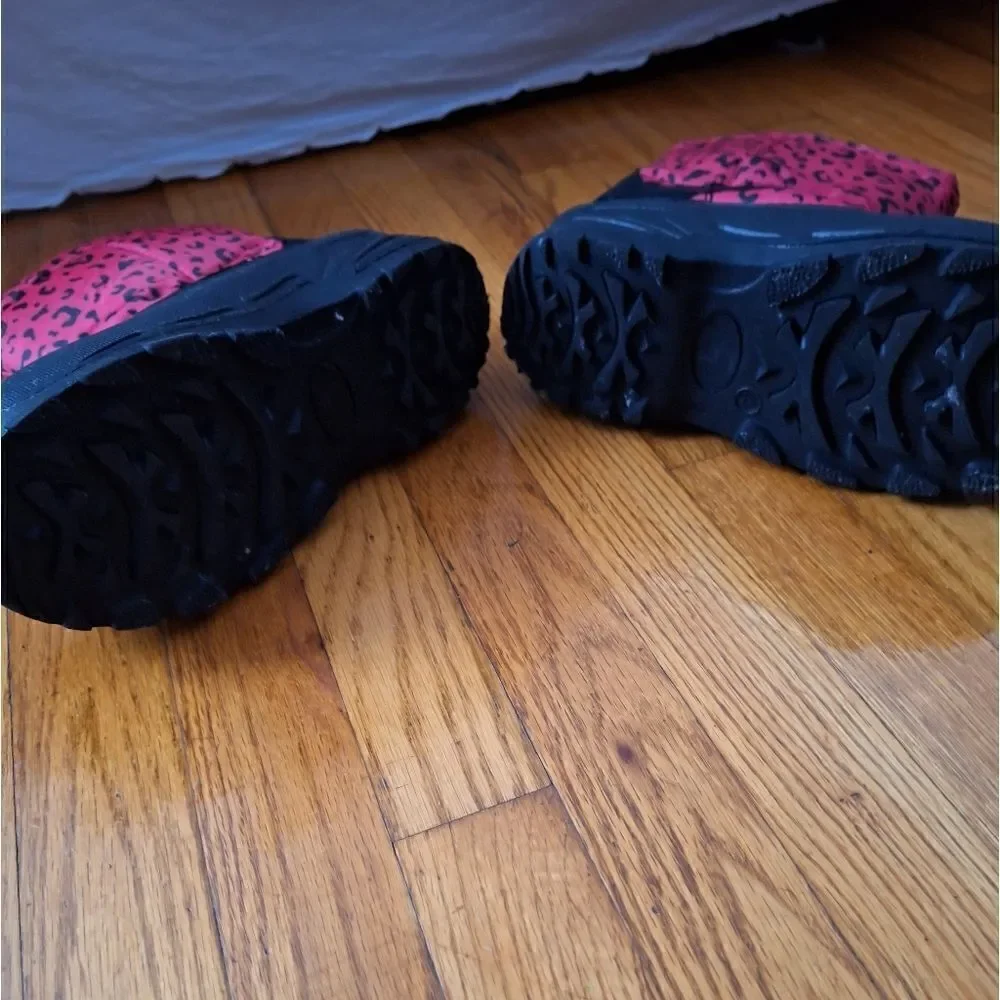 Snow Boots Sz 4 fits like a Women 7 cheetah print pink